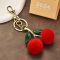 Roter Plüsch Kirsch-Schlüsselanhänger mit glitzernden Blättern und goldenem Karabiner - Beflockte Doppelte Blattkirsche / Rot