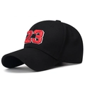 Cappellino da baseball in cotone nero con ricamo rosso numero 23 e bordo bianco - Ricamo Centrale 23 Tutto Nero