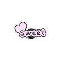 Épingle en émail rose avec lettrage Sweet et forme de cœur sur fond blanc épuré - Doux