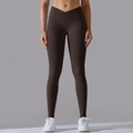 Dettaglio dei leggings da yoga marrone scuro con vita alta incrociata senza cuciture - Taglia S / Pantaloni e gonne / Caffè Scuro