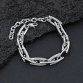 Primer plano de pulsera de cadena con eslabones H de acero titanio y cierre de mosquetón - Pulsera / Color Acero