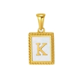 Minimalistische Edelstahlkette mit goldenem Buchstaben K Anhänger auf weißem Inlay - Buchstabe K