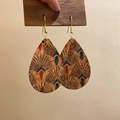 Dettaglio di orecchini vintage in pelle a goccia con stampa etnica e gancio dorato - Motivo a Ventaglio Blu