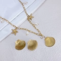 Set gioielli dorati con stella marina, conchiglia e perle su sfondo in seta bianca - Set Conchiglia e Stella Marina
