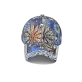 Detailansicht der dunkelblauen Blumen-Basecap mit Spitzenmuster und glänzenden Strasssteinen - Erwachsenengröße (Verstellbar) / Blau