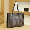 Bruine shopper tas met geometrisch cirkelpatroon en zwarte lederen riemen met klinknagels - Geometrische Stippenprint / Koffie/Zwart