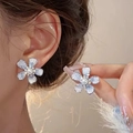 Elegante orecchino a fiore con petali blu chiaro traslucidi e dettaglio perlato centrale - Perla a Fiore Blu Chiaro
