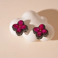 Dettaglio macro di orecchini floreali rosso rosa con diamanti su supporto bianco - Rosso Rosa (Ago d'argento)