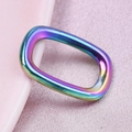 Vue macro d'un pendentif géométrique ovale en acier inoxydable 304 au fini arc-en-ciel - Arc-en-ciel