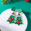 Dettaglio di orecchini ad albero di Natale in acrilico verde scintillante su base bianca - Albero di Natale Glitterato Verde Con Decoro Guanto e Calza (ER24Y0548-4)