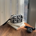 Detail van gehaakte make-uptas met 3D-bloemborduurwerk en decoratieve franje accenten - Zeeanemoon Borduurwerk