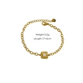 Dettaglio del bracciale dorato con ciondolo bianco e misure indicate 17+3cm e 3.2g peso - Bracciale con Pendente Quadrato