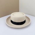Chapeau en feutre de laine beige de style britannique avec ruban gros-grain noir - Réglable M (56-58cm) / Beige
