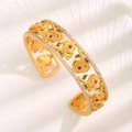 Vintage vergulde open armband met rozenreliëf, rode edelstenen en pavé kristallen - Opengewerkte Rozenarmband