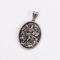 Macro-opname van zilveren boekhanger met gedetailleerd religieus reliëf en gravures - Zonder Ketting / Antiek zilver