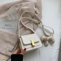Bolso bandolera de cuero blanco con hebilla dorada y colgante de perro mono - Pequeño / Beige