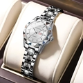 Détail d'une montre à quartz argentée avec accents diamant et date sur coussin en cuir - Bracelet Or Cadran Blanc Femmes