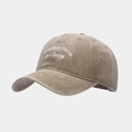 Detailaufnahme der weißen Stickerei auf einer Vintage-Baseballkappe aus gewaschener Baumwolle - Verstellbar / Khaki