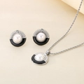 Primer plano del conjunto de joyas retro de acero al titanio con esmalte y perlas - Estilo Redondo (KS222160-GC) / Color Acero