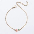Detail van 18K vergulde kettingarmband met roze glitter kersenhanger en handige karabijnsluiting - Armband / Goud + Roze
