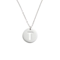 Détail macro du collier en acier inoxydable argenté avec pendentif rond à lettre T - Lettre T (Couleur Acier)