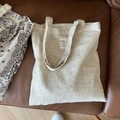 Detail of beige jacquard tote bag with cotton linen texture and long handles - Natural Linen Paisley