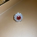 Elegante anello floreale con gemma rossa, zirconi a doppio strato e fascia color argento - Anello aperto ovale rosso