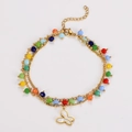 Dettaglio del bracciale a doppio strato con perline di cristallo e farfalla di conchiglia - Bracciale