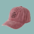 Dettaglio del ricamo The Good Vibes Only su cappellino da baseball rosso lavato - Regolabile / Borgogna