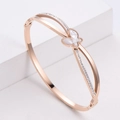 Brazalete de mariposa en oro rosa con incrustación de concha blanca y circonitas brillantes - Oro rosa