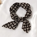 Élégant foulard en soie à motif géométrique noir et blanc noué en nœud papillon - 55x55cm / Pivot Noir