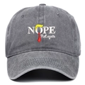 Detail der Nope Not Again Stickerei auf der dunkelgrauen gewaschenen Denim-Baseballkappe - Grau