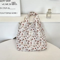 Dettaglio della borsa tote in tela bianca con orsetti carini e motivi floreali colorati - Angelo Gatto