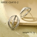 Dettaglio orecchini traforati a strati color argento, dimensioni 2,2 cm x 2,6 cm - Argento (NMSE-C6410-2)