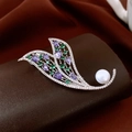 Detalle del broche de hoja con gemas púrpuras, piedras verdes y una gran perla blanca - Estilo de Hoja Hueca / Plata-Púrpura-Verde
