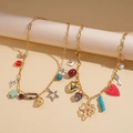 Tweeledige gouden ketting met kleurrijke hangers van hars, hart, bloem en sleutel - Kleurrijke Multi-Charm Tweedelige Set