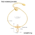 Primer plano de pulsera cruzada con alas de ángel doradas e incrustaciones de circón - Pulsera de Alas de Ángel / Dorado