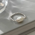 Anello da donna con perla barocca e frammenti d'argento su cordoncino elastico - Argento