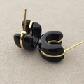 Elegantes pendientes de resina negra en forma de C con línea dorada minimalista - Negro