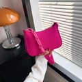 Sac sous le bras rose fluo avec motif crocodile et chaîne élégante en acrylique rose - Rose Rouge