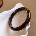 Minimalistischer Acryl-Armreif mit Schildpattmuster in Bernsteinbraun und Gold - Dunkelbraun