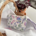 Borsa cosmetica in tela floreale con motivo blu ed etichetta tessuta Sozakka - Floreale Blu