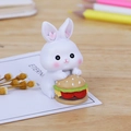 Niedliche weiße Hasenfigur mit Burger für Auto- und Tortendekoration aus Kunstharz - Hamburger-Hase Stil