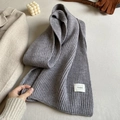 Sciarpa grigia in maglia spessa in misto lana con etichetta minimalista del brand - Circa 160cm / Grigio Medio