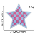 Rosa-blau karierter Stern-Stickaufnäher mit 7,4 cm Maßangaben auf weißem Hintergrund - Schachbrett Stern Patch 1# (Blau & Rosa)