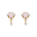 Vista macro detallada de los pendientes de corazón con circón rosa y baño de oro 18k - Colgante de Corazón Rosa(EH00733)