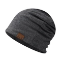 Gorro de punto gris oscuro con etiqueta de cuero F&S sobre un fondo blanco puro - gris oscuro