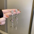 Détail de boucles d'oreilles longues en argent avec cœurs roses et glands étincelants - Tige en Argent-Argent (Cœur Rose)