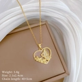 Vista dettagliata della collana a cuore con farfalla e specifiche tecniche dell'oro - Stile Farfalla Cuore Dorato (E444)