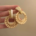 Makroaufnahme von handgefertigten Rattan-Ohrringen mit elegantem Marmor-Resin-Detail - 1# Silberner Ohrstecker-Weiß-Rund